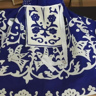 Detalle falda regional azul