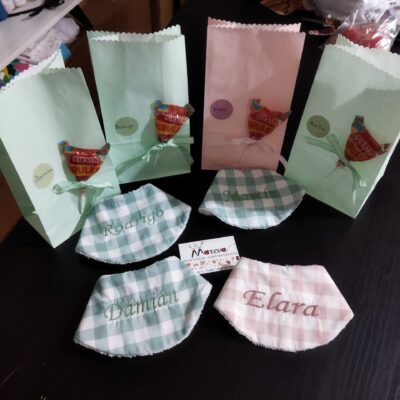 Baberos de cuadros vichy con nombres bordados