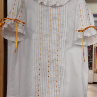 Blusa blanca de traje regional con cintas naranjas