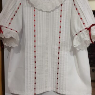 Blusa blanca de traje regional con cintas rojas