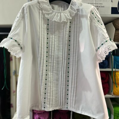 Blusa blanca de vestir con encaje y cintas verdes regional