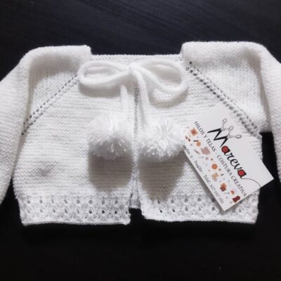 Chaquetita de punto blanca para bebe con pompones