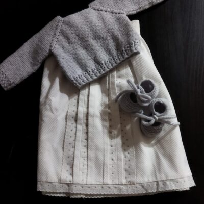Conjunto de bebe con jersey gris y falda