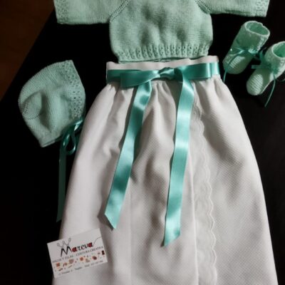 Conjunto de bebe en blanco y verde menta