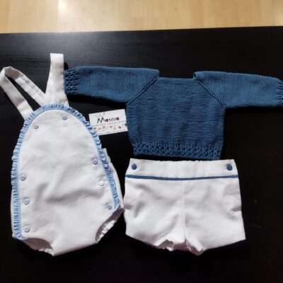 Conjunto de ropa de bebe en blanco y azul
