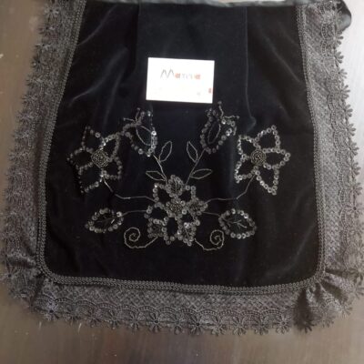 Delantal de terciopelo negro con encaje y lentejuelas