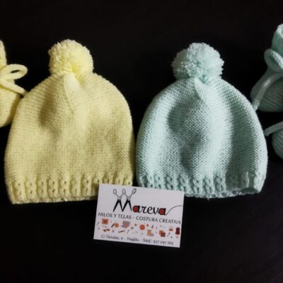 Dos conjuntos de gorro y patucos de punto