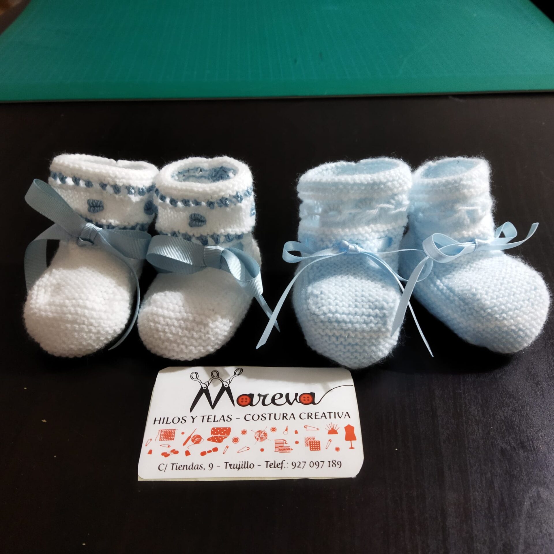 Dos pares de patucos de punto para bebe