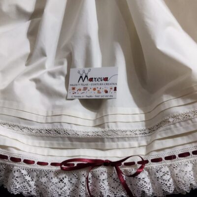 Enagua blanca de traje regional con cinta granate