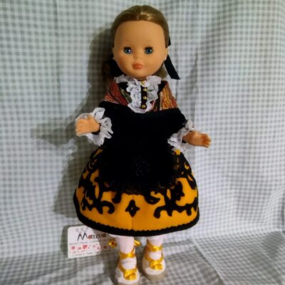 Muneca con traje regional amarillo y negro