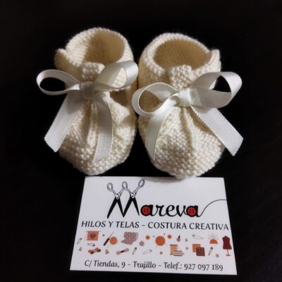 Patucos de punto blancos para bebe con lazos