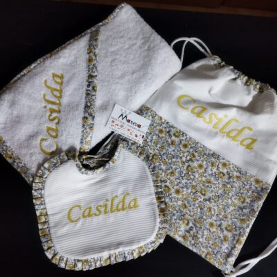 Set de bebe con toalla y mochila flores casilda