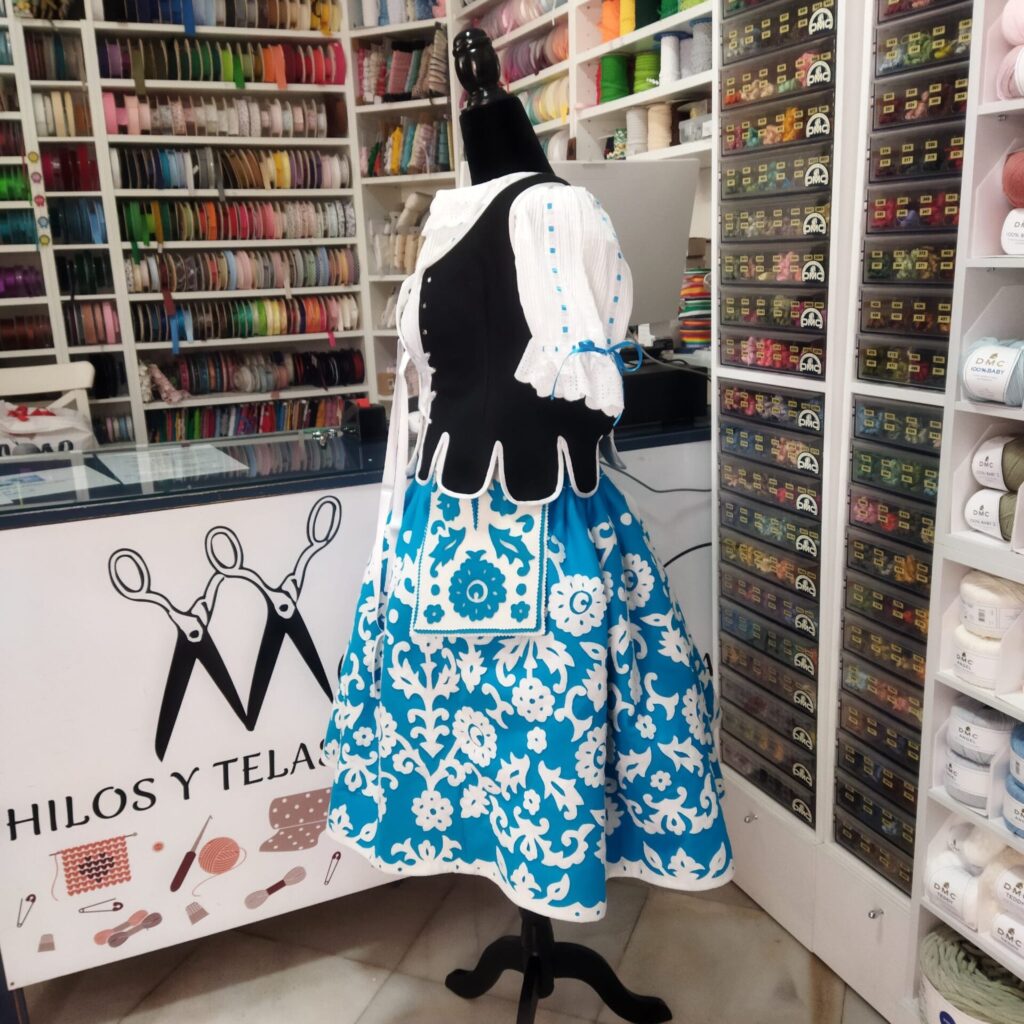 Traje regional azul claro