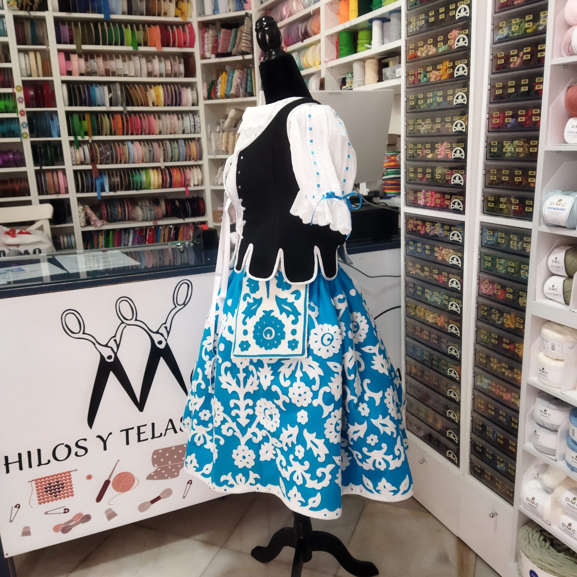Traje regional azul claro